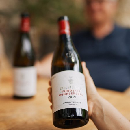 Drei Weinflaschen des Weinguts Dr. Heger
